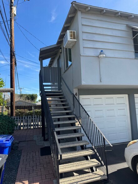 Building Photo - 844 N Vine Ave