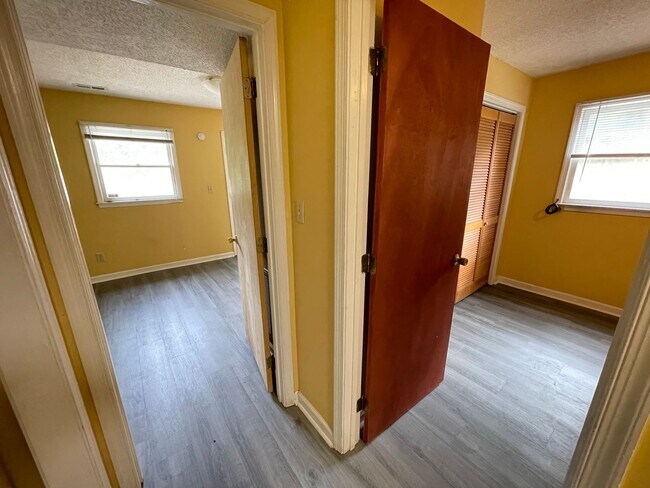 Building Photo - Inviting, updated 4br 3.5ba duplex w/ park...