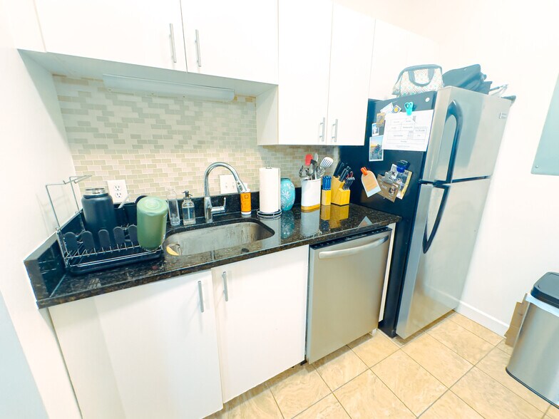 Building Photo - 218 Thorndike St