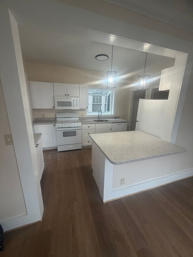 Building Photo - Remodeled West Side 3 Bedroom House