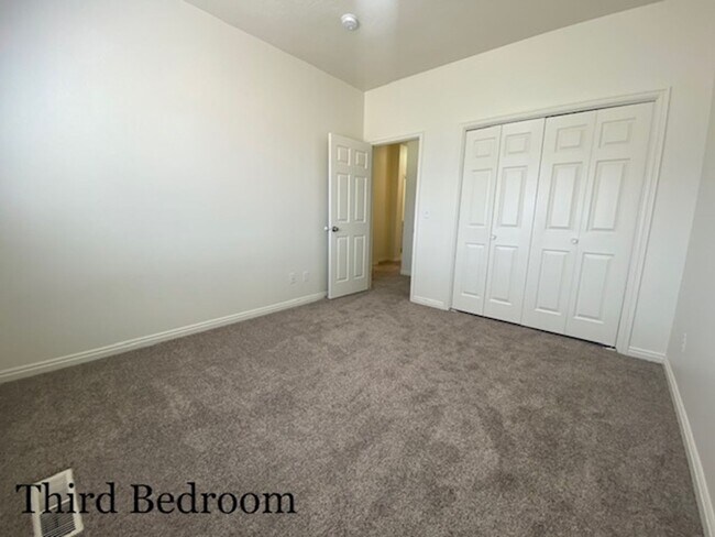 Building Photo - SPACIOUS HOME FOR RENT!