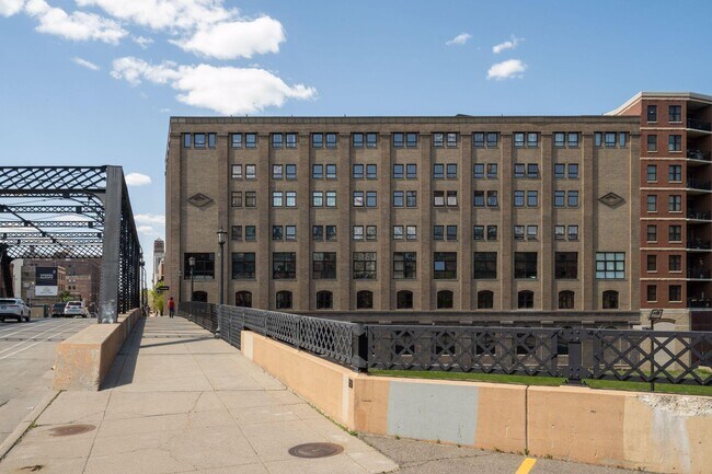 Building Photo - 404 Washington Avenue N 104