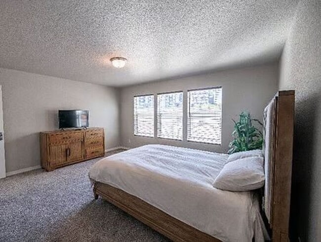 Building Photo - $2600 - 3BR/2.5BA Charming fully furnished...