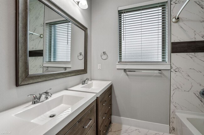 Building Photo - 4 br, 4 bath Duplex - 204 North Getzendane...