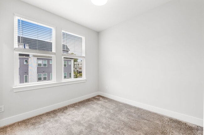 Building Photo - 642 W End Dr