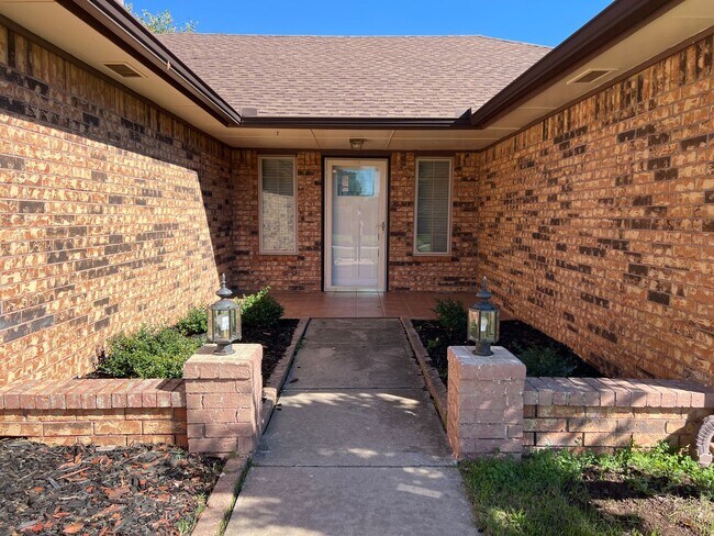 Building Photo - Spacious 3 Bedroom