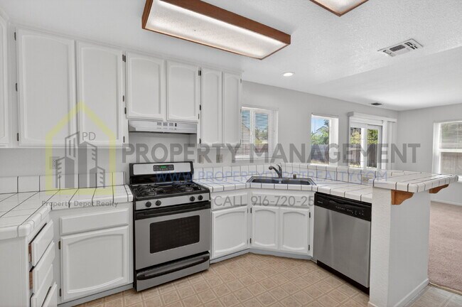 Building Photo - Spacious 3-Bedroom Retreat with 2.5 Baths in Prime Elk Grove Location