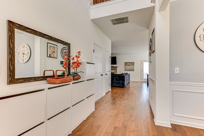 Building Photo - Two Story home in Quaker Knoll! Ready now !