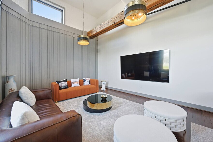 Building Photo - 222 W 15th St