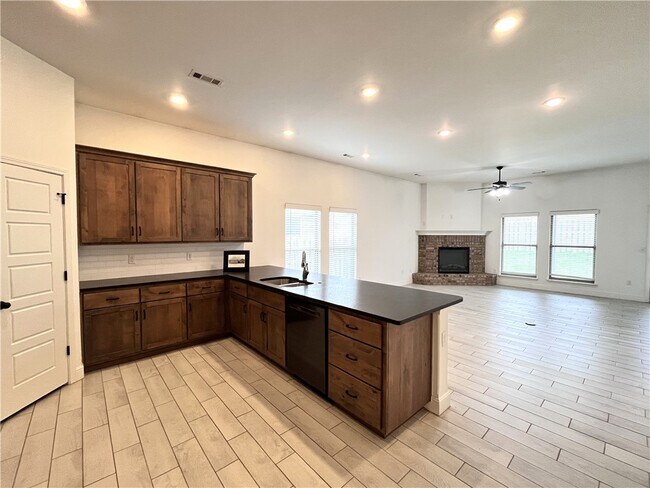 Building Photo - 5909 NW Reynolds St