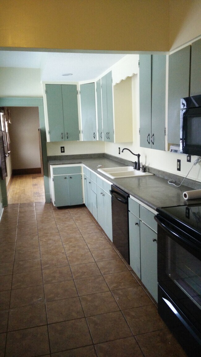 Kitchen - 505 E Oxford St