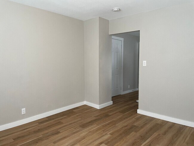 Building Photo - 1/2 Off First Month's Rent! Renovated Grou...