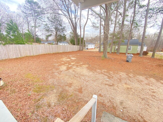 Building Photo - Fully Renovated 2nd/1ba Duplex off Rainbow...