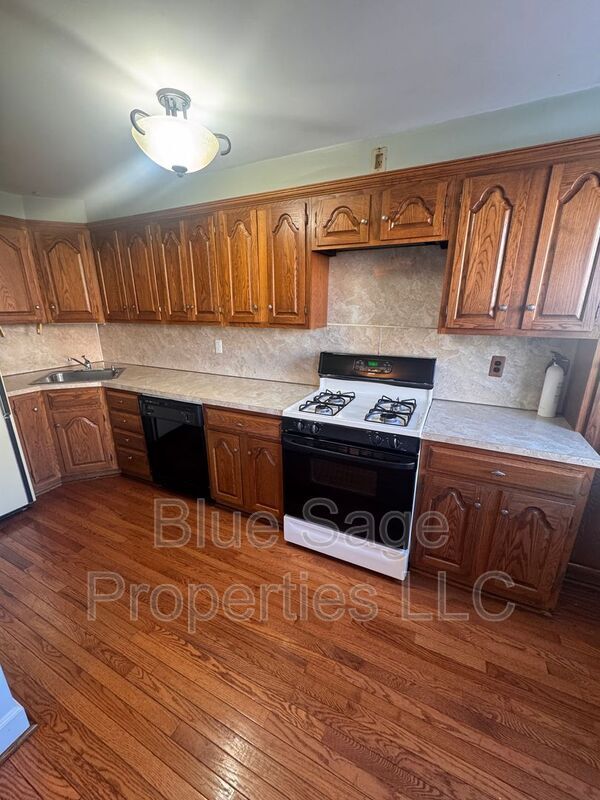 Building Photo - 227 Pine St