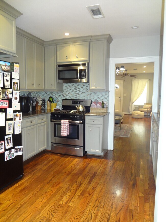 Building Photo - 307 E 28th St