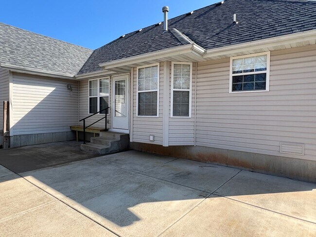 Building Photo - 3 Bed / 2 Bath Springfield Address, Republic Schools