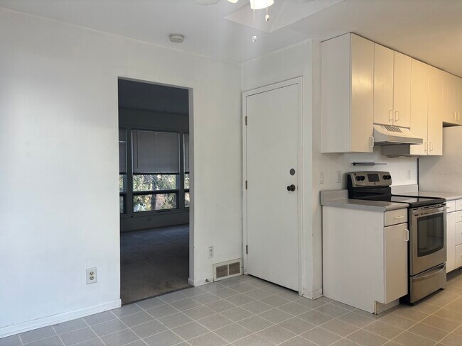 Building Photo - 6506 Putnam Rd