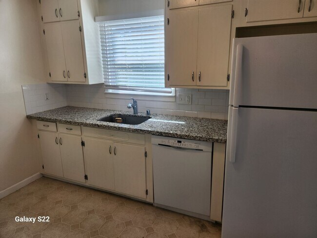 Building Photo - Beautiful 2 bedroom/1 bathroom home with a...