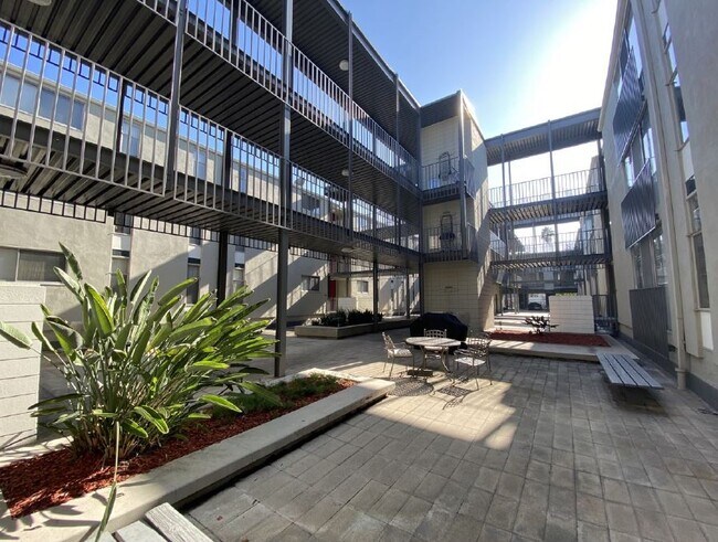Building Photo - 1155 E Del Mar Blvd