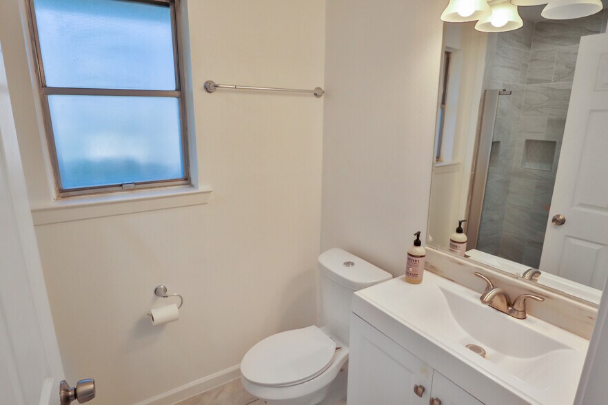 Building Photo - 309 E Wright Blvd