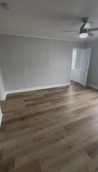 Building Photo - 135 Snell St