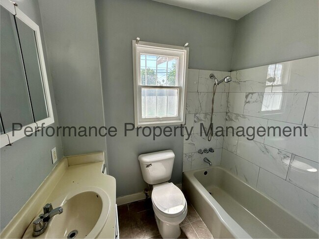 Building Photo - Charming 3 Bed/1 Bath in Home w/ RBP & Sec...