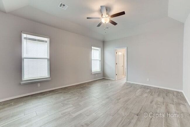 Building Photo - Move In Special! Relax In The Comfort of a...