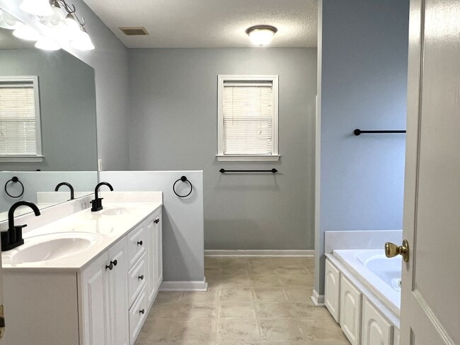 Building Photo - Absolutely Adorable Home Near Lake Joy Elementary