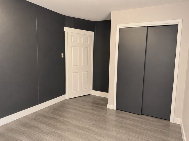 Building Photo - Modern 2 bedroom End-of-Row Townhome in Rothsville - w/ Garage & In Unit Laundry!