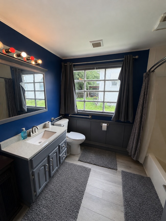 Building Photo - Character-Filled 2 Bedroom Home with Artistic Style