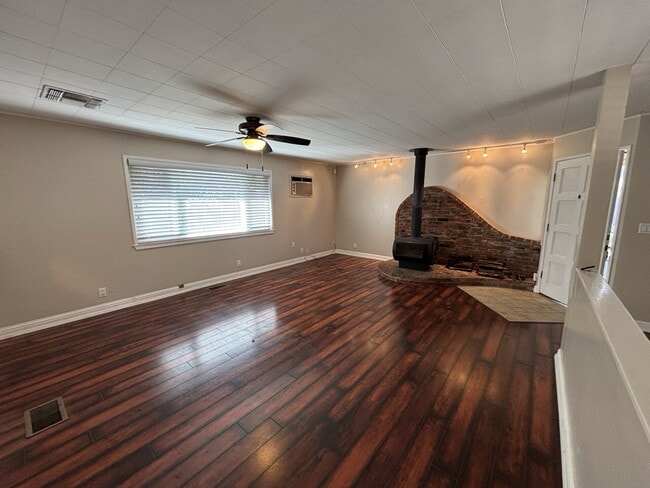 Building Photo - Multi-Generational Family Living near downtown Placerville