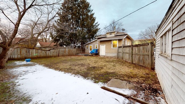 Building Photo - Walk to Restaurants and Shopping