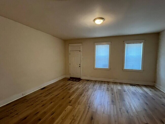 Building Photo - "Charming 1-Bedroom FIRST FLOOR Duplex in St. Louis City- Your Spacious 850 sq. ft. Retreat Await...