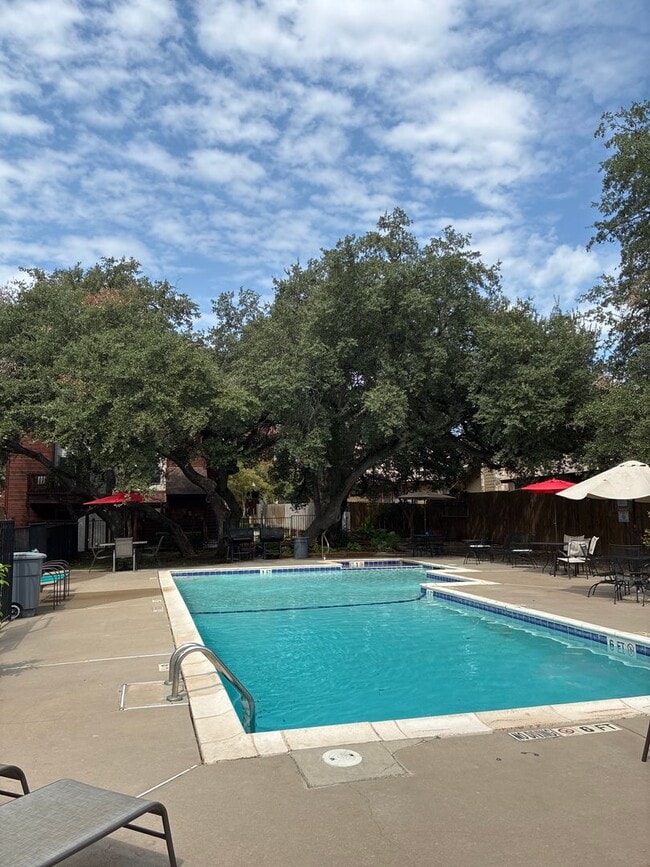 Building Photo - 1BR/1.5BA w/ Fireplace • Balcony • Pool Access in San Antonio