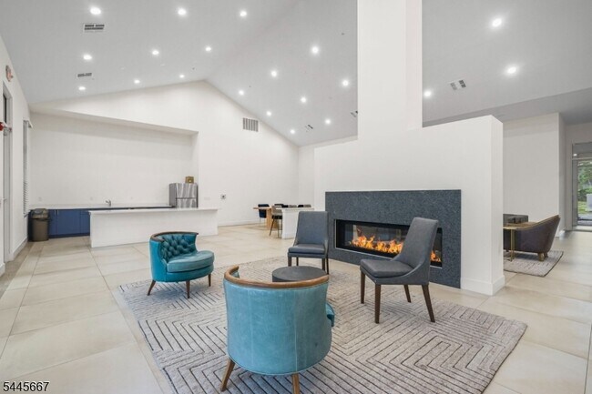 Building Photo - 723 Lorhan Dr