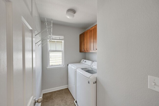 Building Photo - Spacious 5BR House in Aurora