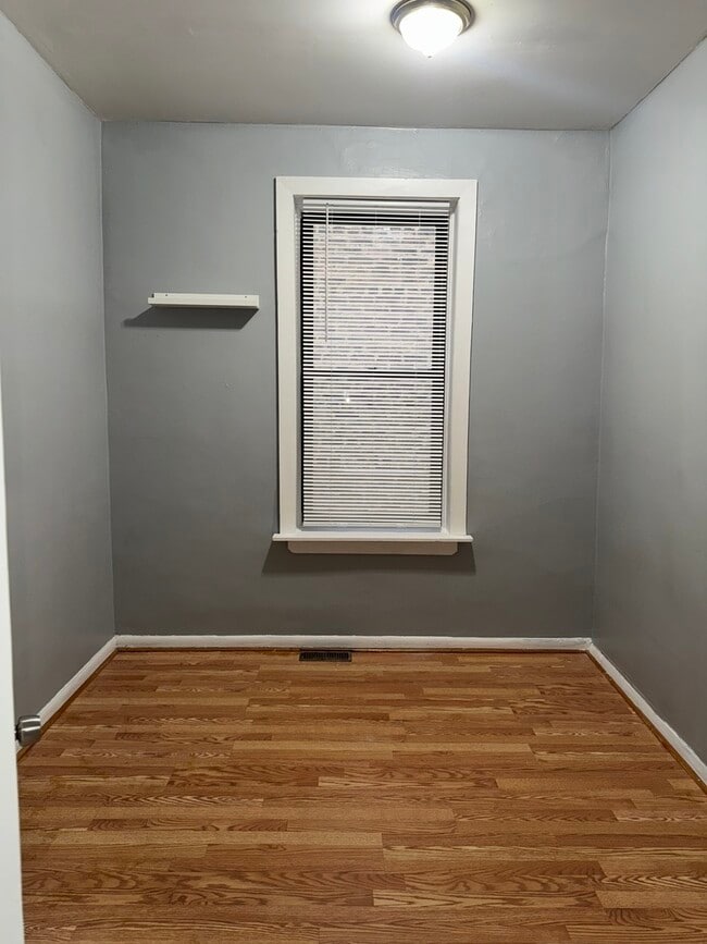 Building Photo - 940 W 31st Pl