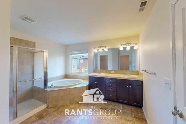 Building Photo - 5-Bedroom Home in Eagle Court with Easy I-...