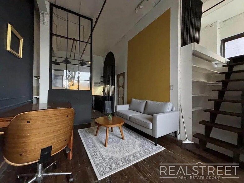 Building Photo - Hart St