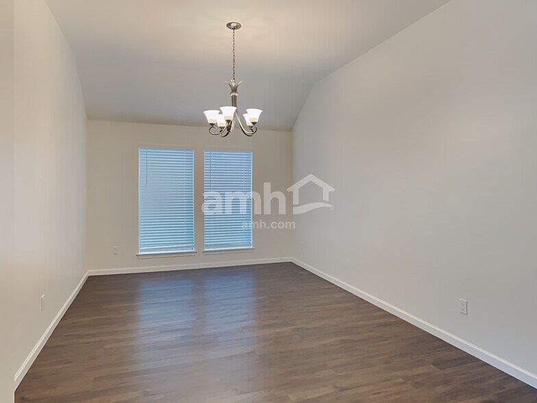 Building Photo - 2515 Pioneer Oaks Dr