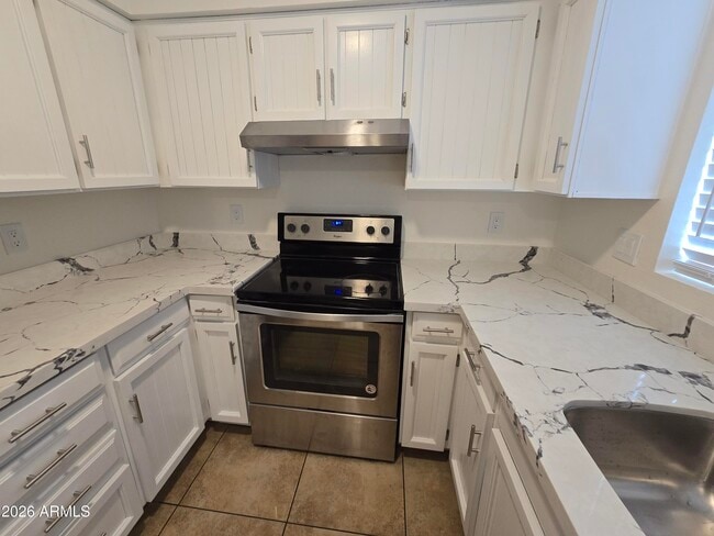 Building Photo - 715 N Arrowhead Dr