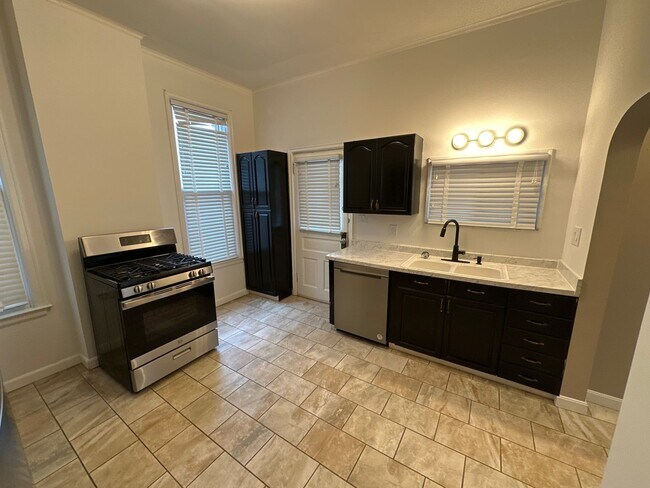 Building Photo - 329 W 8th Ave