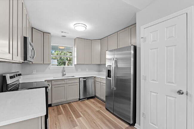 Building Photo - 3 Bedroom 2 bath home on a corner lot in the Telfair community