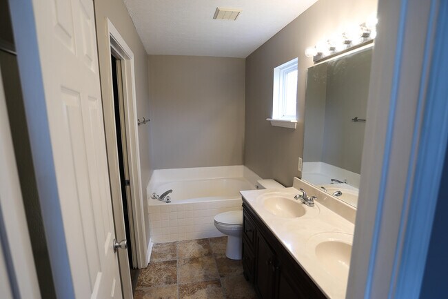 Building Photo - 209 Elkhorn Green Pl