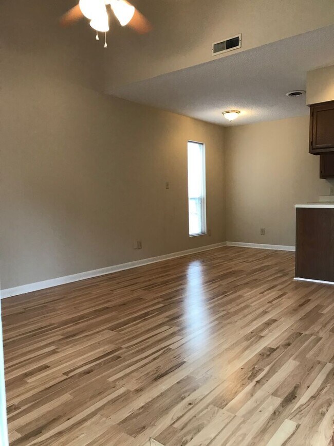 Building Photo - Quiet 2 story condo super close to the beach!