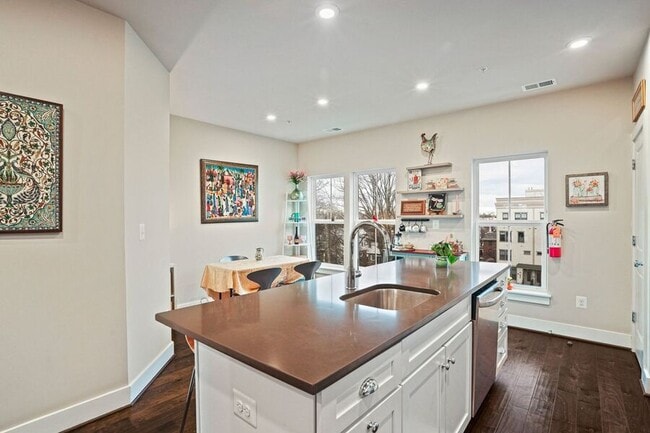 Building Photo - 820 Fern Pl NW