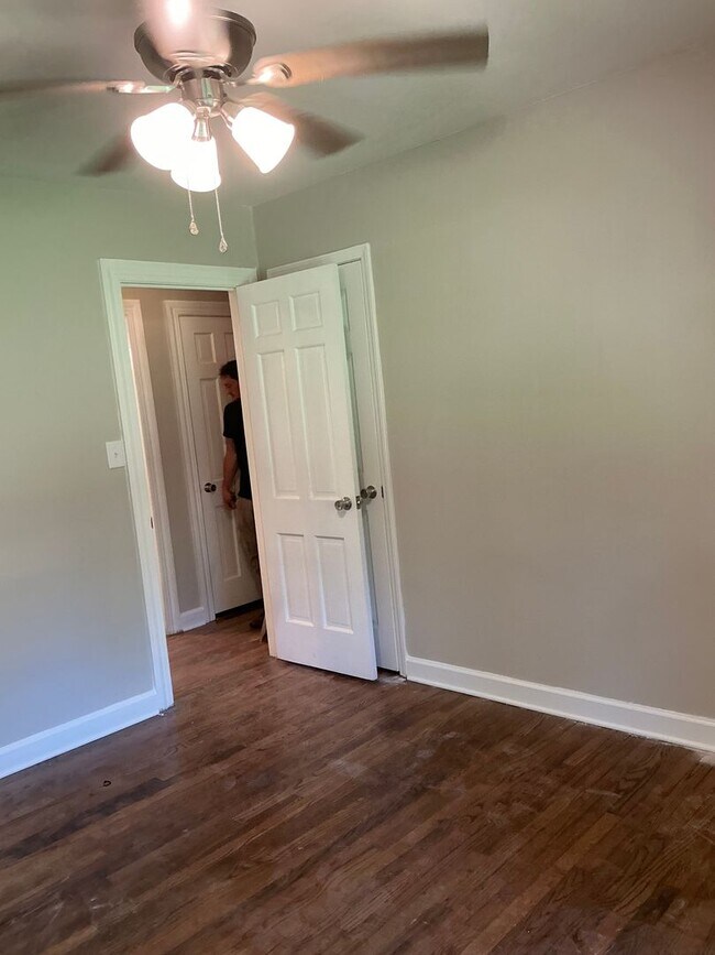 Building Photo - **COMING SOON! Beautiful Remodel In Progre...
