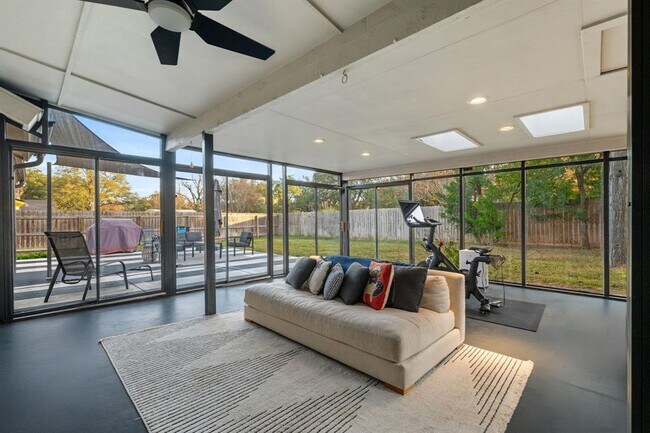 Building Photo - 2303 Inverrary Cir