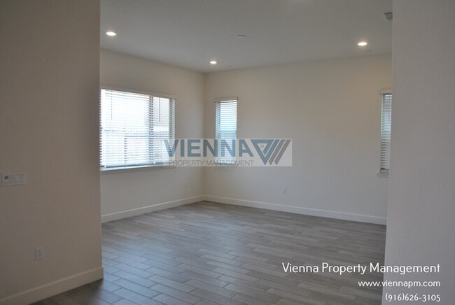 Building Photo - 2128 Somers St