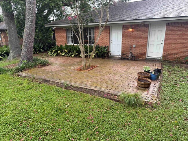 Building Photo - 4070 McDermed Dr